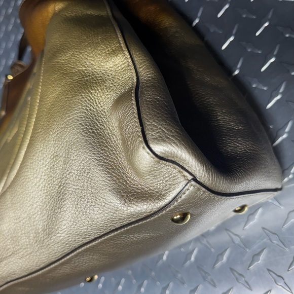 Gucci Ombré Pebbled Medium SoHo Logo Hobo in Metallic Gold - Picture 5 of 9